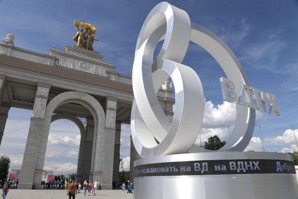An artistic sculpture dedicated to VDNKH's 80th anniversary in front of the main entrance to the park. - Sputnik International