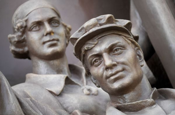 A sculpture near the Agriculture (Ukrainian Soviet Socialist Republic) pavilion (No 58) at VDNKH park in Moscow.  - Sputnik International