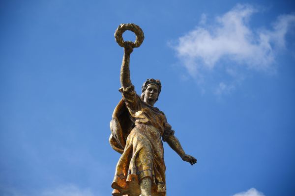 Sculpture above the Agriculture (former Ukrainian SSR) pavilion No 58 at VDNKH park in Moscow.  - Sputnik International