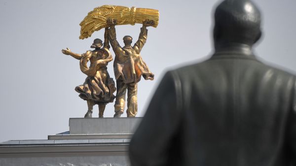 Statue of Worker and Collective Farm Girl on the arch above the main entrance to the VDNKH park. - Sputnik International