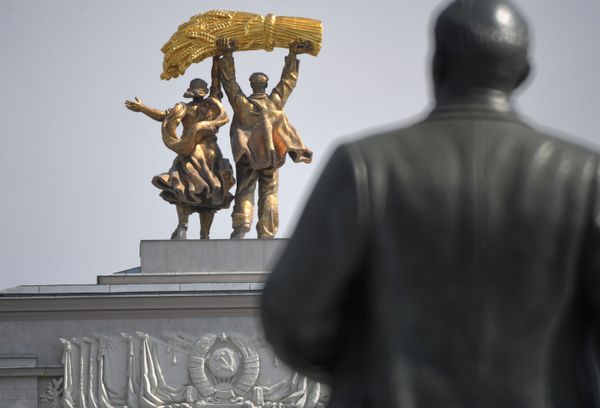 The Statue of Worker and Collective Farm Girl on the arch above the main entrance to VDNKH park. - Sputnik International