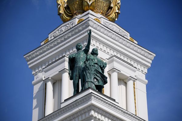  'Worker and Collective Farm Girl' sculpture by Georgy Motovilov in the Central pavilion of VDNKH park in Moscow.  - Sputnik International