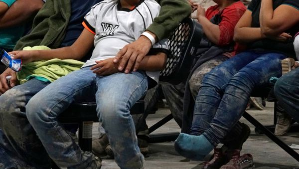 Asylum-seekers wait in the intake room at the Donna Soft-Sided Processing Facility in Donna, Texas, U.S. July 12, 2019.  REUTERS/Veronica G. Cardenas - Sputnik International