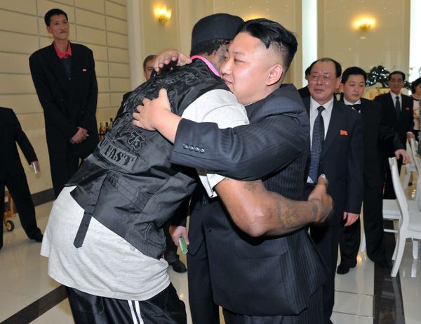 North Korean leader Kim Jong-Un hugging former NBA star Dennis Rodman during a dinner in Pyongyang.  - Sputnik International