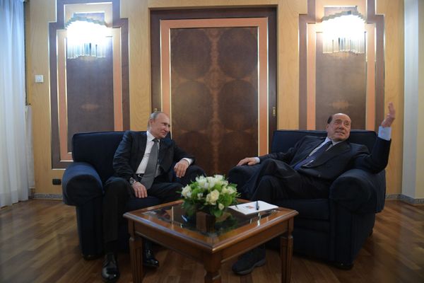 Russian President Vladimir Putin meets with former Italian prime minister and leader of Forza Italia (Go Italy!) party Silvio Berlusconi at the Fiumicino airport in Rome, Italy. - Sputnik International