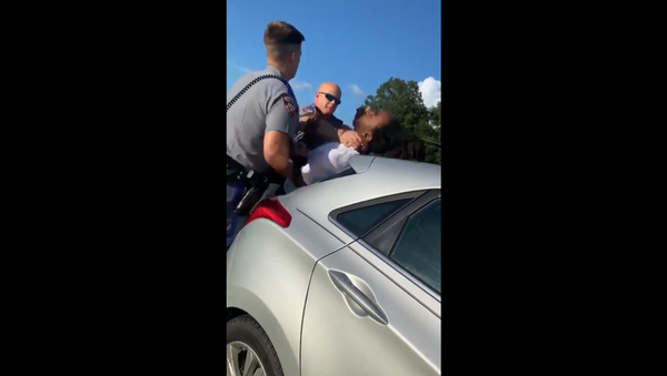 Officer with Mississippi Highway Patrol filmed violently placing right hand around driver's neck during traffic stop Officer with Mississippi Highway Patrol filmed violently placing right hand around driver's neck during traffic stop - Sputnik International