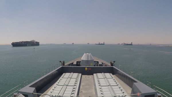 Royal Navy destroyer HMS Duncan passes through the Suez Canal into the Gulf to support the safe passage of British-flagged ships through the Strait of Hormuz in this handout photo released July 28, 2019 Royal Navy destroyer HMS Duncan passes through the Suez Canal into the Gulf to support the safe passage of British-flagged ships through the Strait of Hormuz in this handout photo released July 28, 2019 - Sputnik International