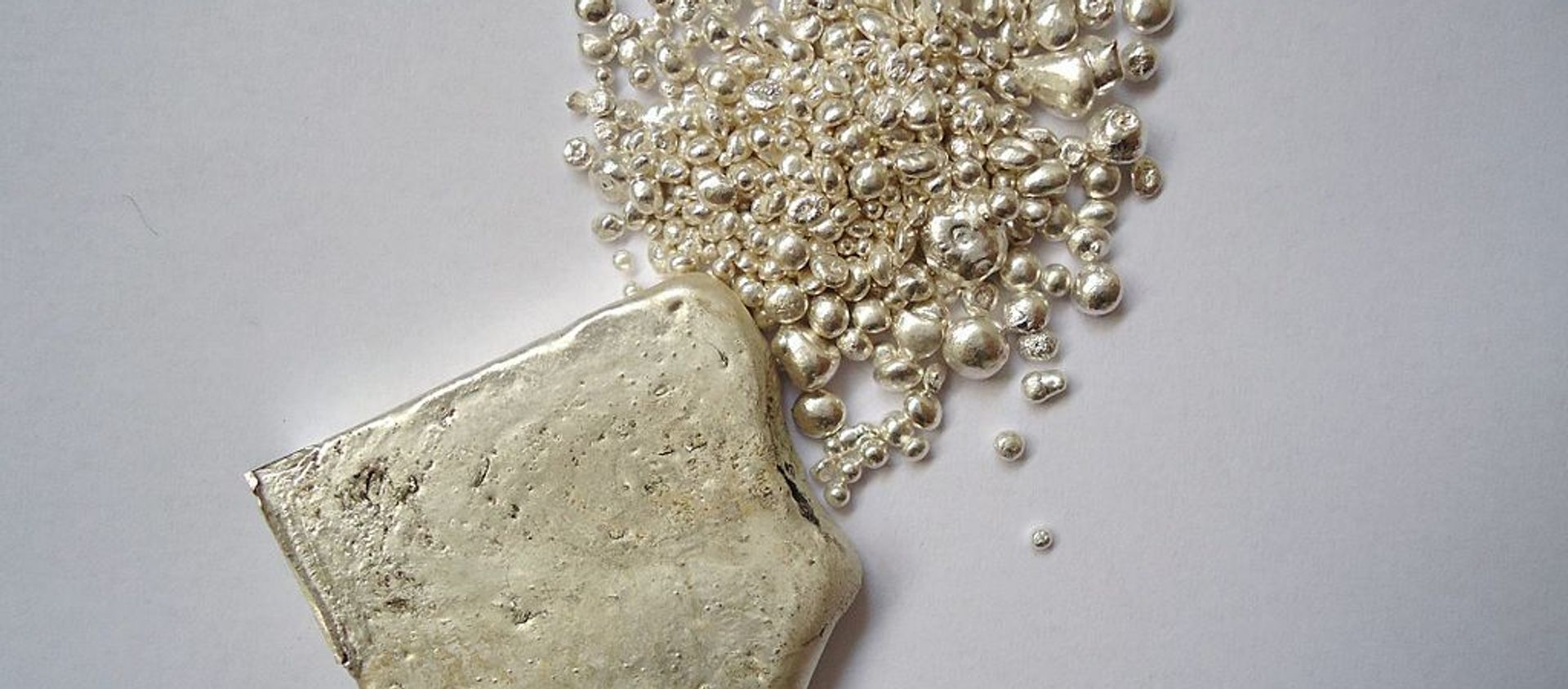 Silver ingot and granules Silver ingot and granules - Sputnik International, 1920, 09.01.2021