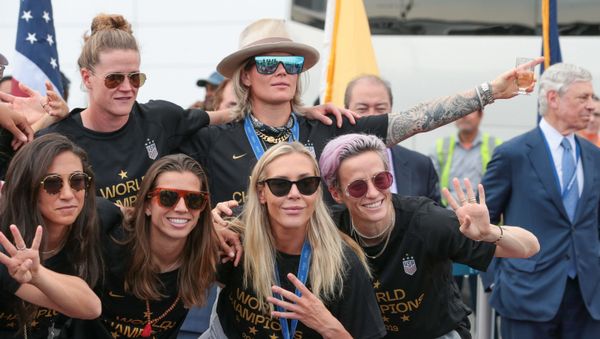 Members of the US Women's National Soccer Team pose with the trophy at Newark Liberty International Airport after winning the 2019 Women's World Cup. - Sputnik International