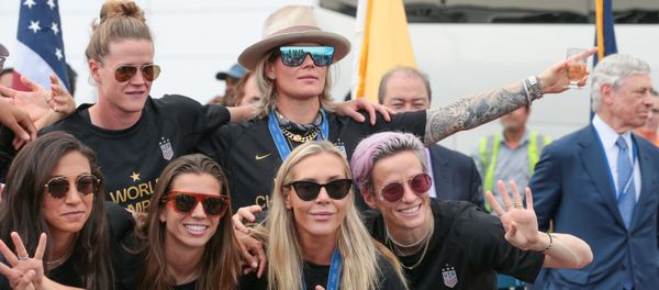 Members of the US Women's National Soccer Team pose with the trophy at Newark Liberty International Airport after winning the 2019 Women's World Cup. - Sputnik International