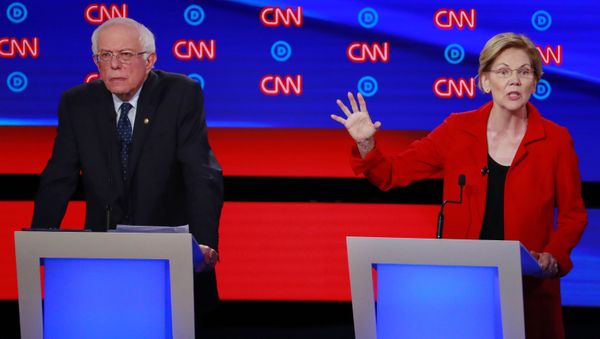 U.S. Senator Bernie Sanders listens as U.S. Senator Elizabeth Warren speaks on the first night of the second 2020 Democratic U.S. presidential debate in Detroit, Michigan, U.S., July 30, 2019. - Sputnik International