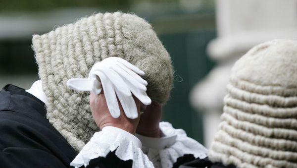 A judge adjusting his wig - Sputnik International