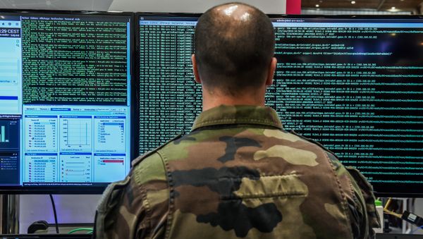 A member of the military specialised in cyber defense works on servers (File) - Sputnik International