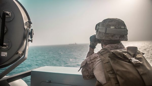 U.S. Marine Corps Cpl. Michael Weeks, ranges nearby boats from USS John P. Murtha during a Strait of Hormuz transit, Arabian Sea off Oman, in this picture released by U.S. Navy on July 18, 2019 - Sputnik International