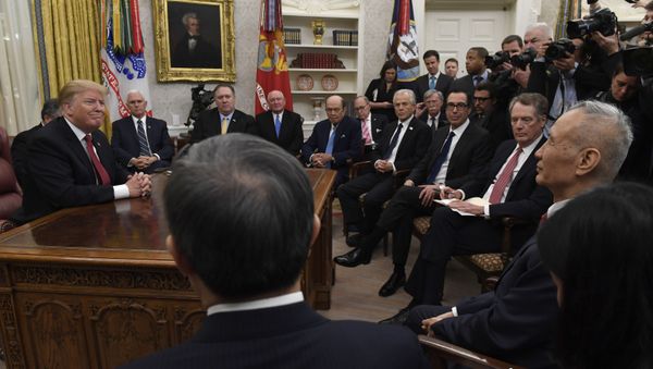 President Donald Trump, left, holds a meeting with Chinese Vice Premier Liu He, right, in the Oval Office of the White House in Washington, Thursday, Jan. 31, 2019 - Sputnik International