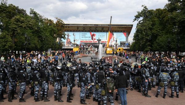 Police securing an unauthorised  meeting in Moscow - Sputnik International