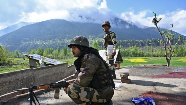 Indian Border Security Force (BSF) soldiers stand guard on the top of a polling station during a second phase of elections at Kangan, some 35 km from Srinagar on April 18, 2019 - Sputnik International