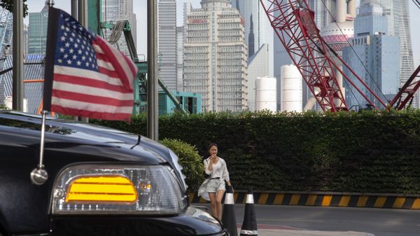 A woman walks towards a U.S. embassy car outside a hotel in Shanghai on Tuesday, July 30, 2019 - Sputnik International