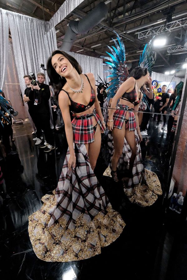 Kendall Jenner poses backstage during the 2018 Victoria's Secret Fashion Show at Pier 94 on 8 November 2018 in New York City.  - Sputnik International