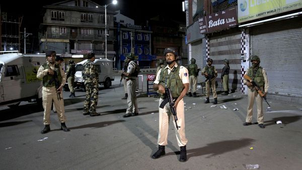 Indian soldiers stand guard in Srinagar, India, Sunday, Aug. 4, 2019. Tensions have soared along the volatile, highly militarized frontier between India and Pakistan in the disputed Himalayan region of Kashmir, as India has deployed more troops and ordered thousands of visitors out of the region - Sputnik International