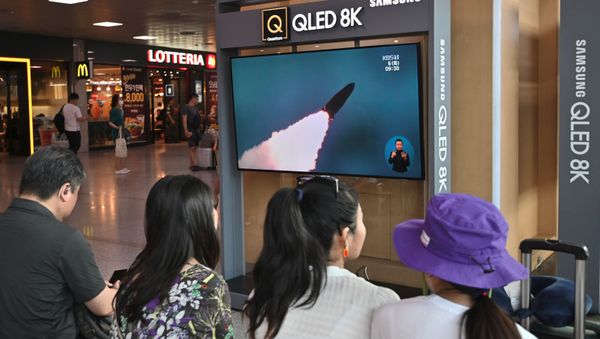 People watch a television news screen showing a file footage of North Korea's missile launch, at a railway station in Seoul on August 6, 2019.  - Sputnik International