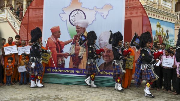 Pipe band members of the lord Shree Muktajivan Swamibapa perform as they participate in celebrations after the Indian government has revoked special autonomy to Indian-administered Kashmir, at the spiritual centre 'Maninagar Shree Swaminarayan Gadi Sansthan' in Ahmedabad, on August 6, 2019 - Sputnik International
