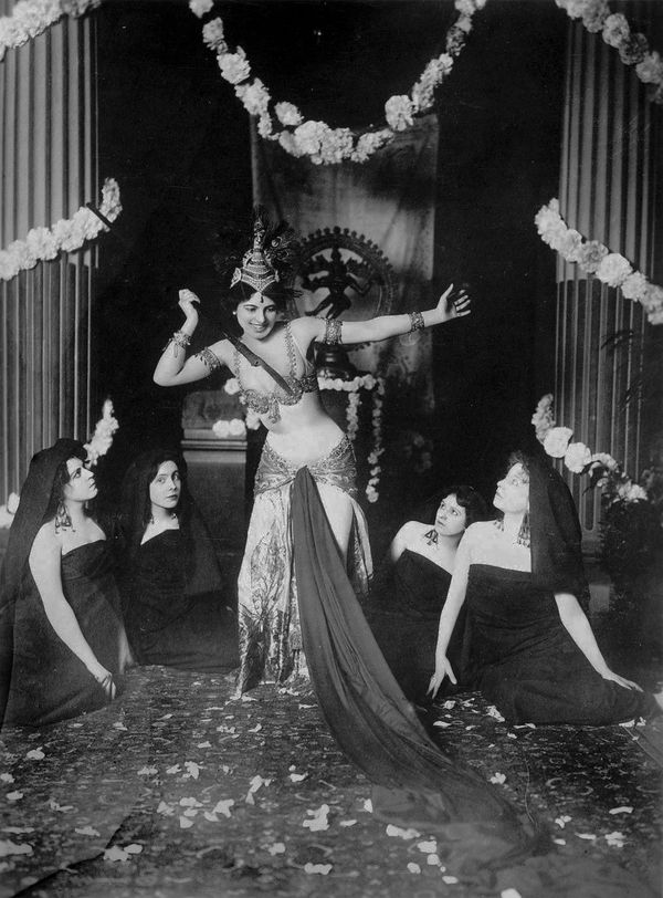 Dancer Mata Hari during a performance in 1905 Dancer Mata Hari during a performance in 1905 - Sputnik International