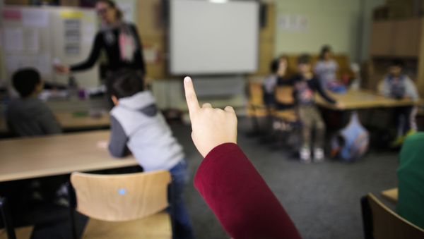 In this 6 October 2015 photo, a child raises her hand to answer a question at a so-called Willkommensklasse (Welcome Class) at an elementary school in Berlin, Germany. In this 6 October 2015 photo, a child raises her hand to answer a question at a so-called Willkommensklasse (Welcome Class) at an elementary school in Berlin, Germany. - Sputnik International