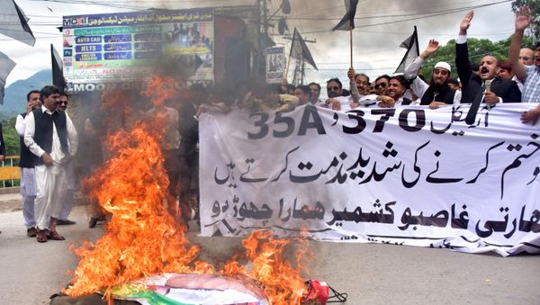 Pakistani Kashmiri lawyers shout slogans beside a burning effigy of Indian Prime Minister Narendra Modi during a protest in Muzaffarabad, the capital of Pakistan-controlled Kashmir, on August 7, 2019. - Sputnik International