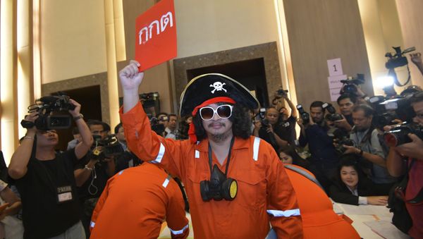 A political activist Sombat Boonngamanong dressed as a pirate holds a card in protest reading Election Commission Bangkok, Thailand, Friday, Sept. 28, 2018. A political activist Sombat Boonngamanong dressed as a pirate holds a card in protest reading Election Commission Bangkok, Thailand, Friday, Sept. 28, 2018. - Sputnik International
