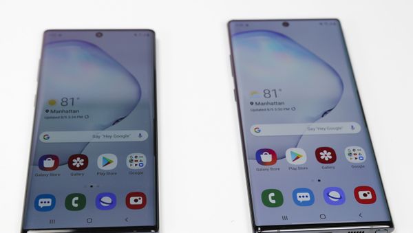 In this Monday, Aug. 5, 2019, photo the Samsung Galaxy Note 10, left, and the Galaxy Note 10 Plus, right, is shown in New York. Samsung’s newest smartphone won’t have a headphone jack. The Galaxy Note 10 loses that, even though Samsung executives have long poked fun at rivals for ditching it - Sputnik International