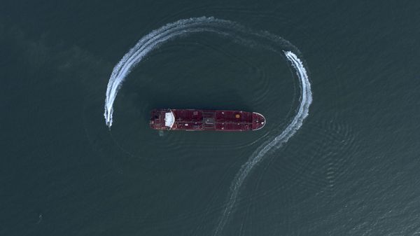 In this Sunday, July 21, 2019 photo, an aerial view shows a speedboat of Iran's Revolutionary Guard moving around the British-flagged oil tanker Stena Impero which was seized in the Strait of Hormuz on Friday by the Guard, in the Iranian port of Bandar Abbas - Sputnik International