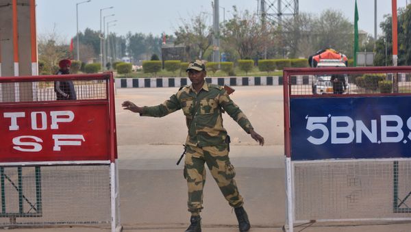 A Border Security Force soldier stands on the Indian side of the border, in Attari, India-Pakistan border, India, Thursday, March 14, 2019 - Sputnik International