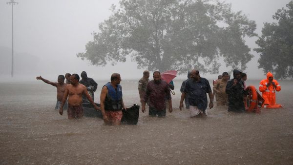 Members of a rescue team wade through a water-logged area during heavy rains on the outskirts of Kochi in the southern state of Kerala, India, August 8, 2019. - Sputnik International