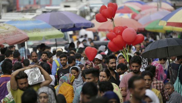 Kashmiris shop at a local market ahead of Eid al-Adha festival in Srinagar,  Kashmir (File) - Sputnik International