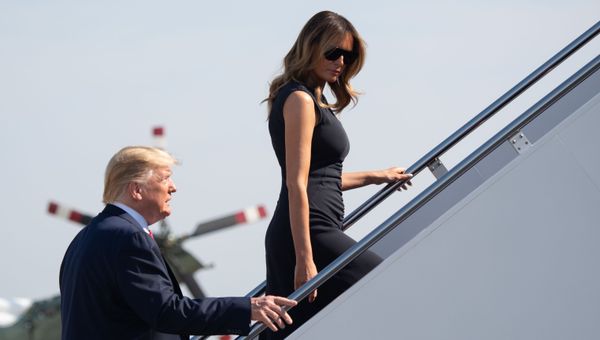 Президент США Дональд Трамп и первая леди Меланья Трамп поднимаются по трапу в самолет президента, Техас Президент США Дональд Трамп и первая леди Меланья Трамп поднимаются по трапу в самолет президента, Техас - Sputnik International