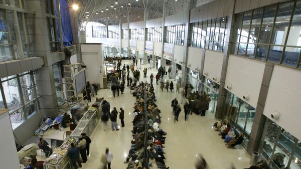 Passengers sit as they wait for their respective flights inside the newly constructed international airport in Srinagar, India (File) - Sputnik International