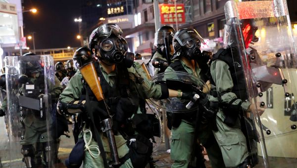 Police officers advance toward anti-extradition bill protesters during a protest in Hong Kong - Sputnik International