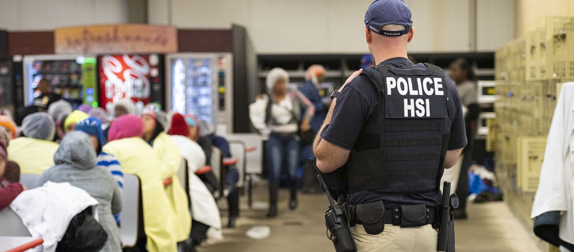 Homeland Security Investigations (HSI) officers from Immigration and Customs Enforcement (ICE) look on after executing search warrants and making some arrests at an agricultural processing facility in Canton Homeland Security Investigations (HSI) officers from Immigration and Customs Enforcement (ICE) look on after executing search warrants and making some arrests at an agricultural processing facility in Canton - Sputnik International, 1920, 21.10.2020