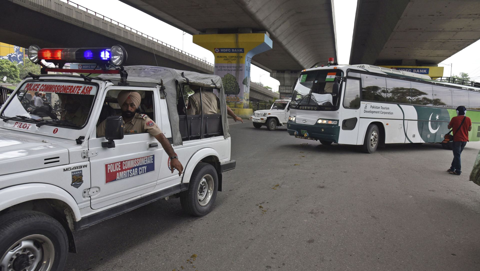 Punjab Police escort a Pakistan Tourism Development Corporation bus as it returns to Lahore without passengers, in Amritsar, India, Saturday, Aug. 10, 2019. Punjab Police escort a Pakistan Tourism Development Corporation bus as it returns to Lahore without passengers, in Amritsar, India, Saturday, Aug. 10, 2019. - Sputnik International, 1920, 28.06.2021
