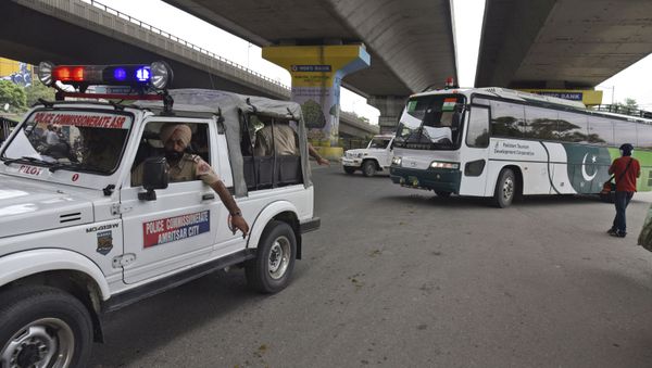 Punjab Police escort a Pakistan Tourism Development Corporation bus as it returns to Lahore without passengers, in Amritsar, India, Saturday, Aug. 10, 2019.  - Sputnik International