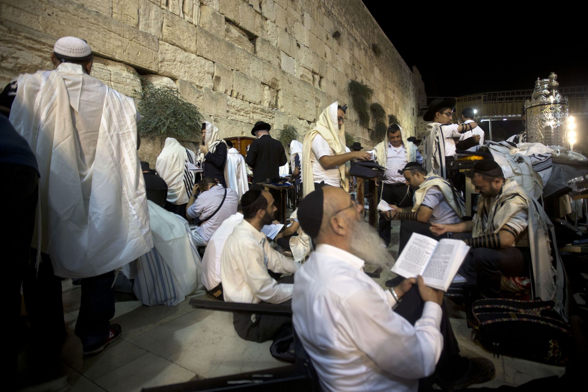 Jewish men pray during the mourning ritual of Tisha B'Av at the Western Wall, the holiest site where Jews can pray in Jerusalem's old city - Sputnik International, 1920, 16.01.2022