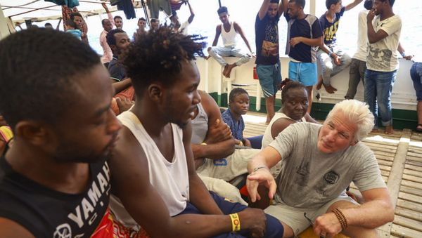 EUROPE MIGRANTS WITH RICHARD GERE - Sputnik International