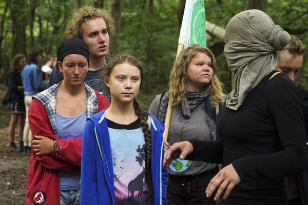 Greta Thunberg Raises Concern as She Poses With Face-Hiding Activist in German Forest Photo Op Greta Thunberg Raises Concern as She Poses With Face-Hiding Activist in German Forest Photo Op - Sputnik International