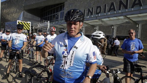 Mike Pence prepares to ride the opening segment of the Cops Cycling for Survivors fundraising bike ride  - Sputnik International