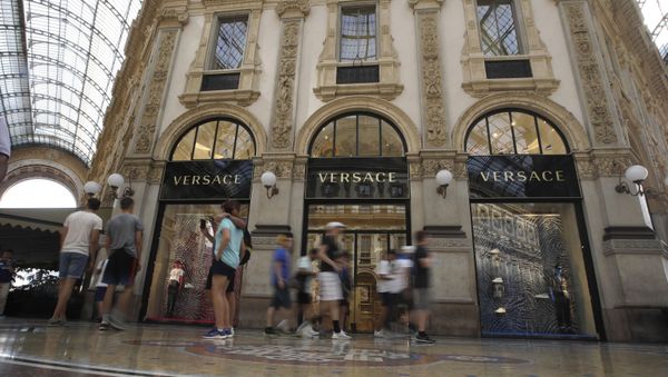 A view of the Versace fashion brand shop at the galleria Vittorio Emanuele II, in Milan, Italy, Thursday, Aug. 1, 2019. A view of the Versace fashion brand shop at the galleria Vittorio Emanuele II, in Milan, Italy, Thursday, Aug. 1, 2019. - Sputnik International