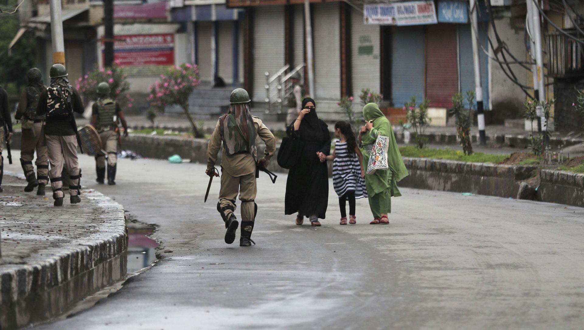 Kashmiris walks past Indian paramilitary soldiers patrolling a street in Srinagar, Indian controlled Kashmir, Saturday, Aug. 10, 2019 Kashmiris walks past Indian paramilitary soldiers patrolling a street in Srinagar, Indian controlled Kashmir, Saturday, Aug. 10, 2019 - Sputnik International, 1920, 12.06.2021