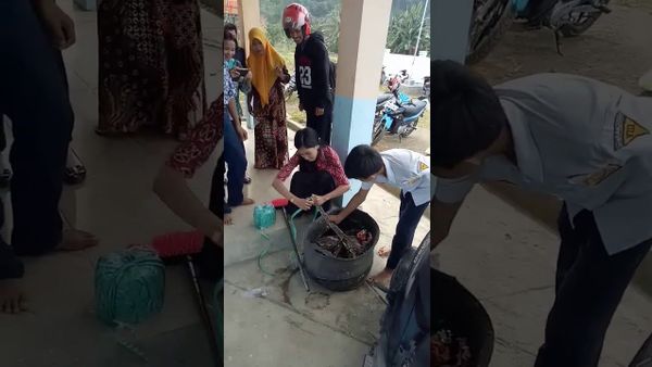Aksi Berani Ibu Guru di Mamuju Tengah Tangkap Ular Piton dari Tempat Sampah - Sputnik International