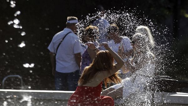 A woman cools off in a public fountain in front of the Sforza Castle in Milan, Italy, Friday, July 26, 2019 - Sputnik International