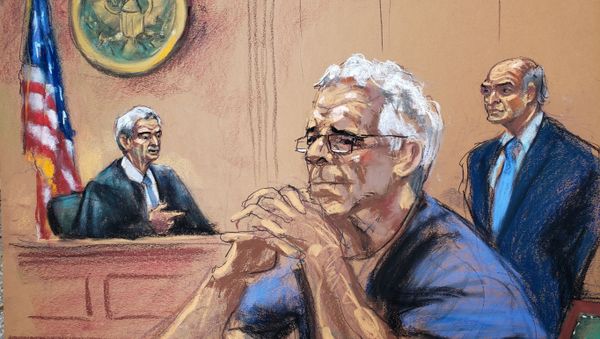 US financier Jeffrey Epstein looks on near his lawyer Martin Weinberg and Judge Richard Berman during a status hearing in his sex trafficking case, in this court sketch in New York, U.S., July 31, 2019 - Sputnik International